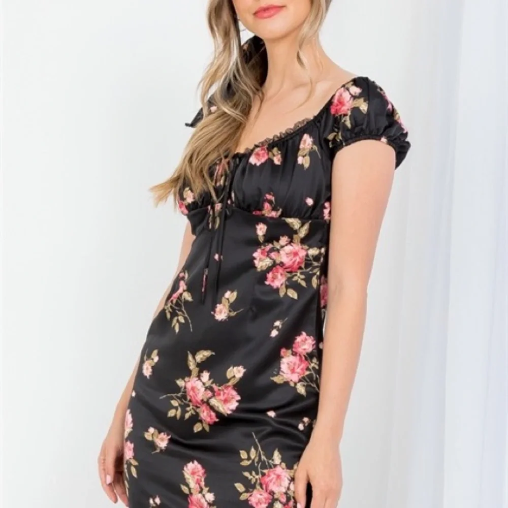 BLACK FLORAL LACE DETAIL MINI BABYDOLL 90s STYLE DRESS - Picture 1 of 8